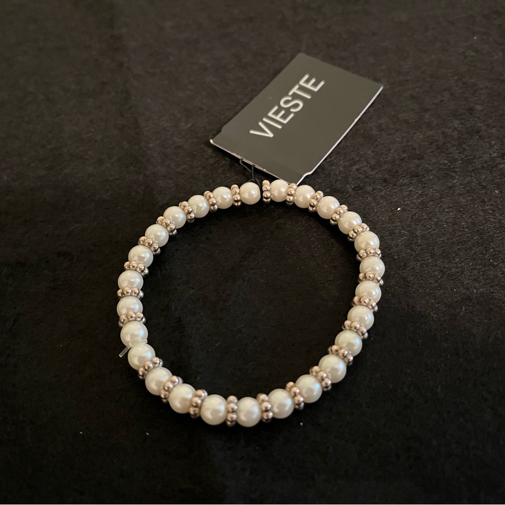 Bracelet NWT stretchable with pearls and silver